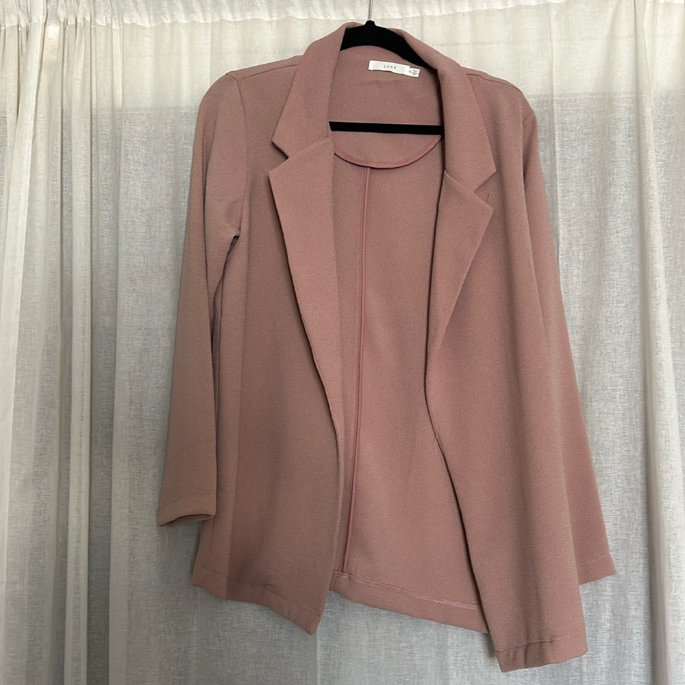 Lush open blazer. Great condition. No flaws.
